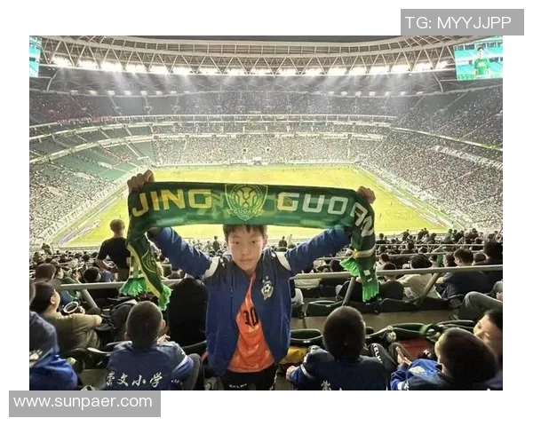 友观足球：探索足球背后的友谊与团队精神的深刻内涵