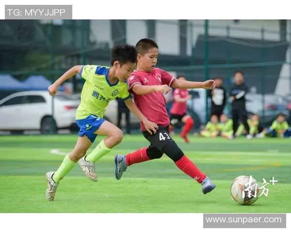 探索纳维足球的魅力与发展历程助力青少年成长与团队精神培养